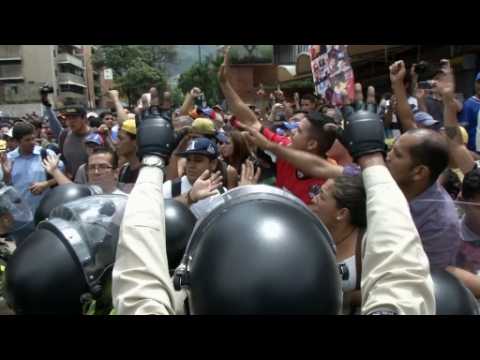 Anti-Maduro protesters face-off with Venezuelan police