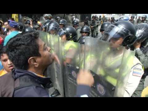 Anti-Maduro protesters clash with Venezuelan police