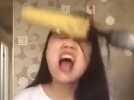 Elle s'arrache les cheveux en tentant le "Corn drill challenge" - Label : Huffington Post - Category : Insolite