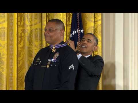 Obama awards Medal of Valor to 13 police officers