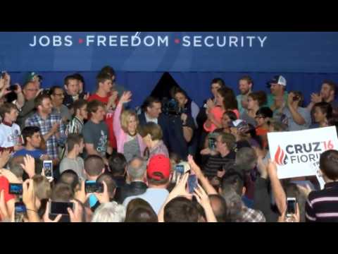 Fiorina takes tumble during Cruz campaign event