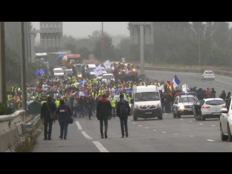 French farmers, truckers block roads in migrant camp demo