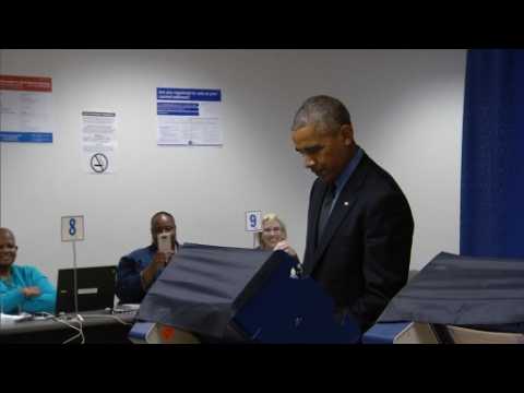 Obama casts early vote in Chicago