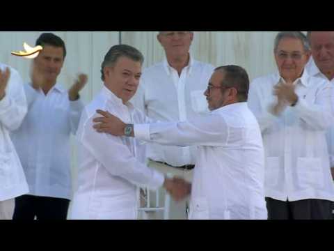 Colombia, FARC rebels sign historic peace accord