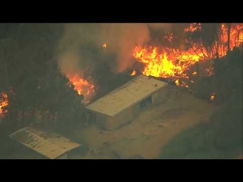 Santa Cruz brush fire threatens homes