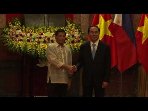Philippines leader Duterte meets Vietnamese counterpart
