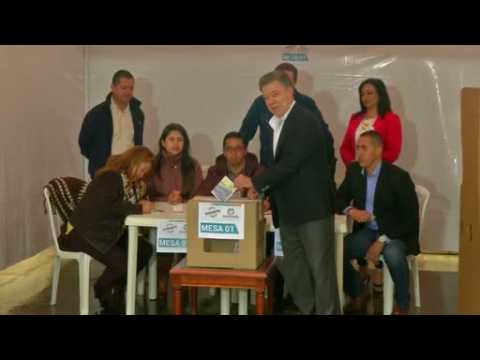 Colombians vote on peace deal, 'yes' win likely