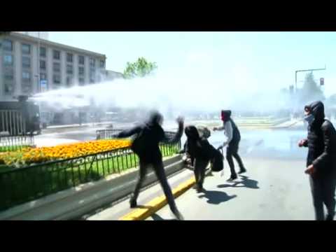 Students and police clash in Chile