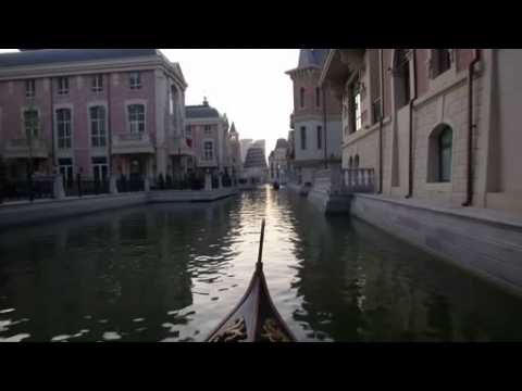 Chinese city resembling Venice starts offering gondola rides