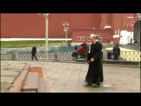 Putin lays flowers for Russia's National Unity Day