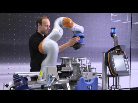 Mercedes-Benz Industrie 4.0 Hand in hand collaboration - Human Robot Cooperation (HRC) | AutoMotoTV