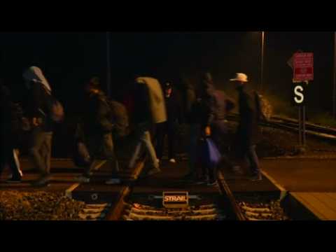 Migrants arrive at Croatia-Hungary border before closure