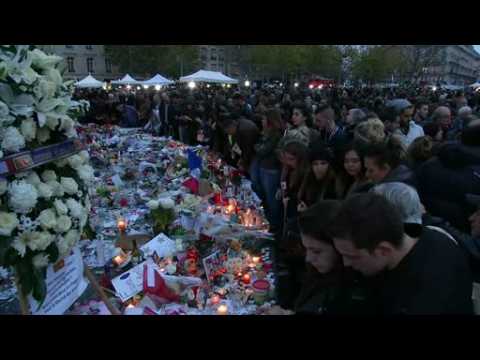 Muslim man offers hugs to mourners at Paris attacks vigil