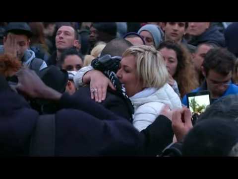 Muslim man offers Paris empathy hugs