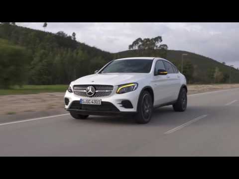The new Mercedes-AMG GLC 43 4MATIC Coupé - Driving Video in Diamond White Bright | AutoMotoTV