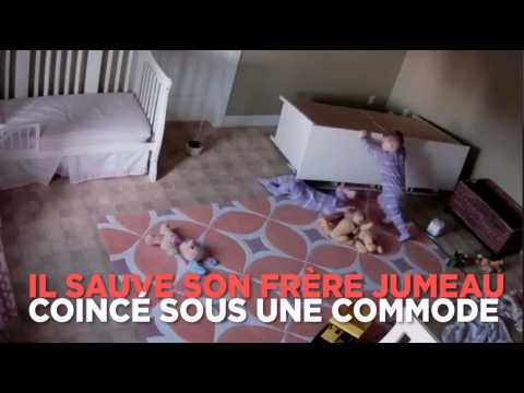 Un enfant de deux ans sauve son jumeau coincé sous une armoire
