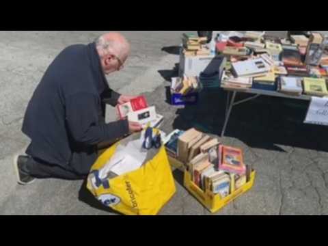 Roman journalist gives away books in small markets