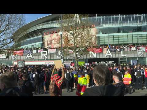 Football: Fans protest outside Arsenal stadium against owners following Super League collapse