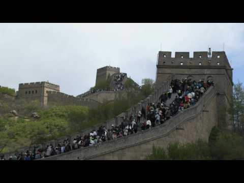 Thousands of Chinese flock to the Great Wall during May Day holiday
