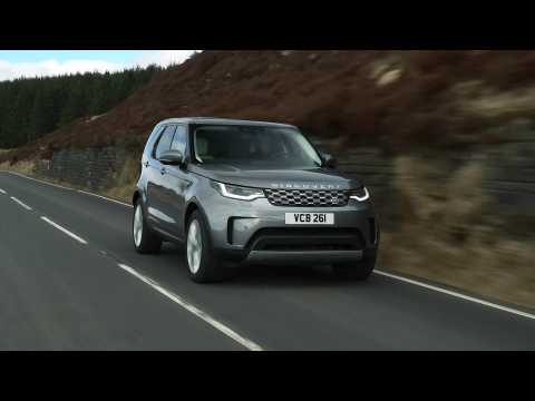 The new Land Rover Discovery SE D300 MHEV in Eiger Grey Driving Video