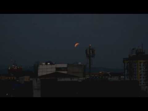 Thousands enjoy the lunar eclipse from Manila