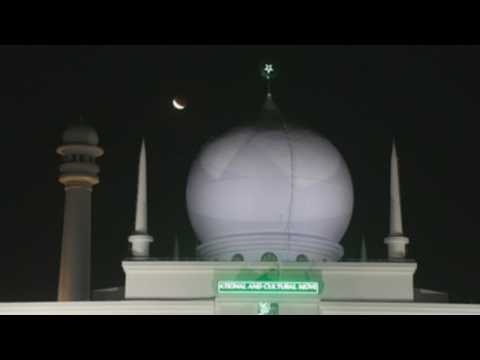 Thousands enjoy the lunar eclipse from Jakarta