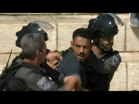 Israeli forces disperse protestors with stun grenades in Jerusalem