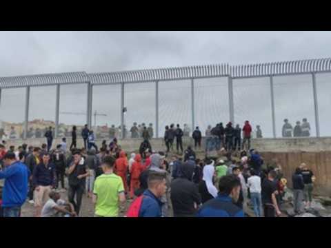 Dozens continue to enter Ceuta due to Moroccan police indifference