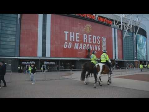 Manchester United supporters show disapproval of club owners