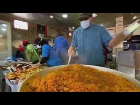 Tunisian restaurant distributes food during Ramadan
