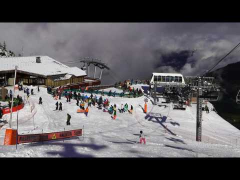 French ski resort partly reopens for two days