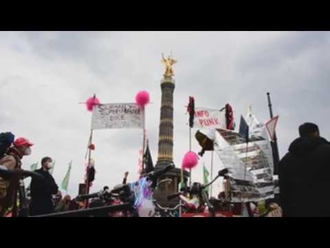 Bike ride to protest the rise in housing in Berlin