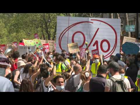 Thousands of opponents of the climate law march in Paris