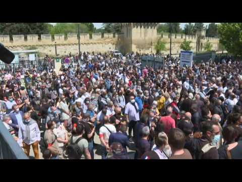 People pay tribute to police officer killed in Avignon
