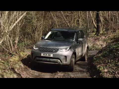 The new Land Rover Discovery SE D300 MHEV in Eiger Grey Off-road driving