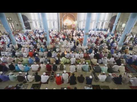 Muslims in Dhaka celebrate Eid al-Fitr amid COVID-19 restrictions