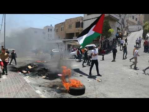 Palestinians hurl rocks toward Israeli security forces in Hebron