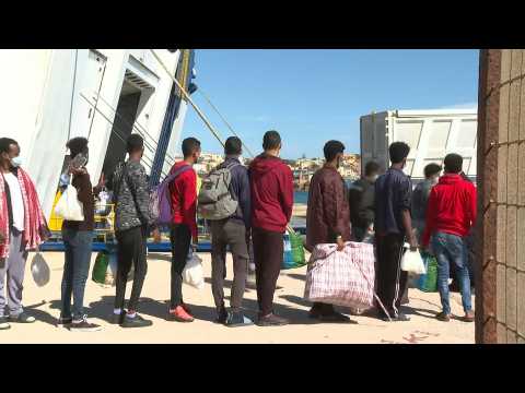 Over a hundred migrants transferred from Lampedusa to Sicily