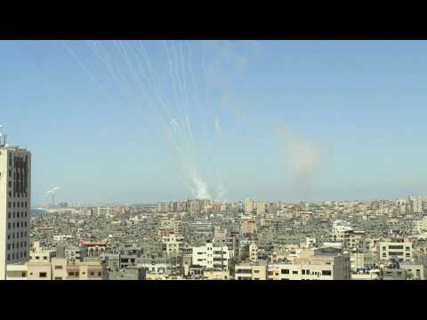 Hamas fires rockets as Israel renews air strikes
