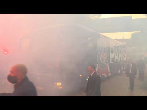Football/Champions League: Fans cheer as PSG bus heads for stadium ahead of semi-final
