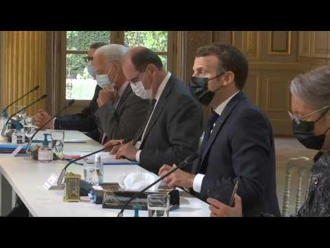 Macron assembles business, union leaders ahead of EU summit (2)