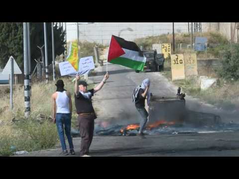 Palestinians hold demo near DCO checkpoint in Ramallah