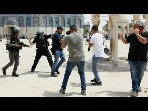 Israeli police, Palestinians in fresh clashes at al-Aqsa compound