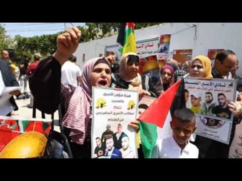 Palestinians call for the release of relatives imprisoned in Israeli jails