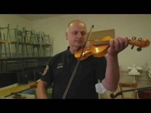 Czech inmates become luthiers to tune back into society