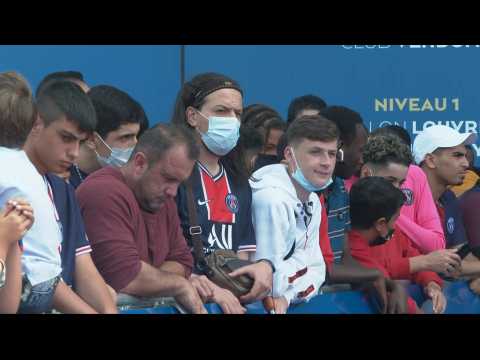 Football: Dozens of PSG fans await Messi's arrival at Parc des Princes