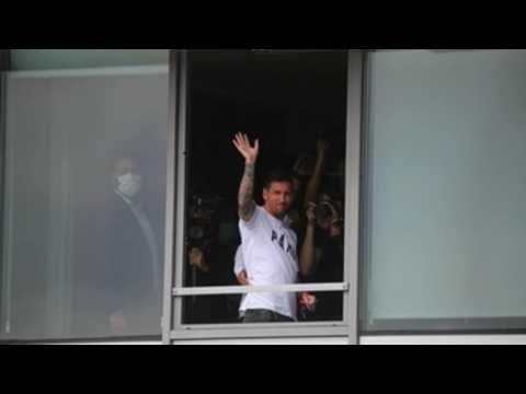 Messi arrives in Paris to sign PSG contract