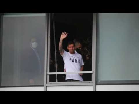 Messi arrives in Paris to sign with PSG