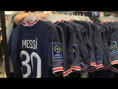 Fans queue outside PSG store to get their hands on Messi shirt