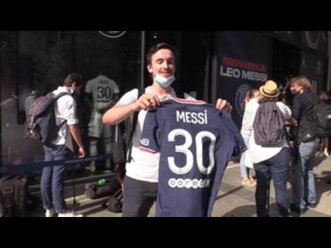 Queues to buy Messi's PSG jersey
